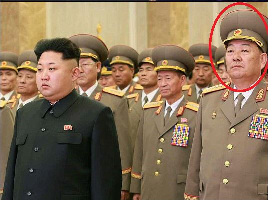 Ким Чен Ун разстреля и военния си министър (Заспал по време на парад)