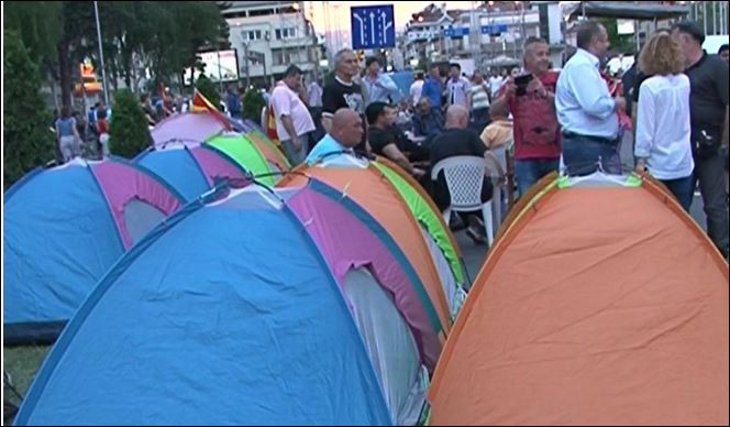 Протестите в Македония не стихват: Правителството да си ходи, не ние!
