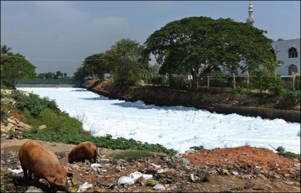 Индия пред еко катастрофа: Езеро се самозапали от отровите в него