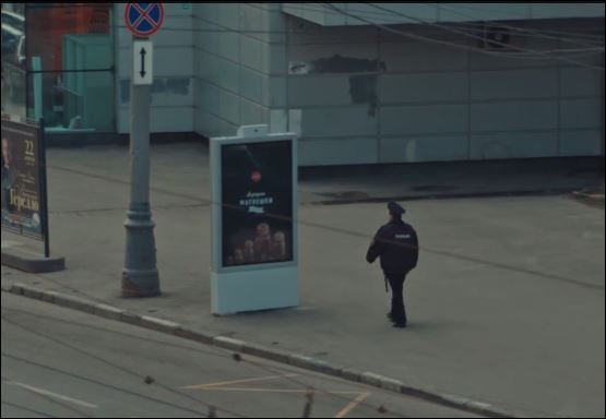 Смях! Билборд в Москва се "крие" от полицаи (Видео)