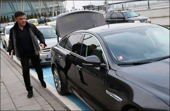 Боби Михайлов гази закона: Паркира на места за инвалиди