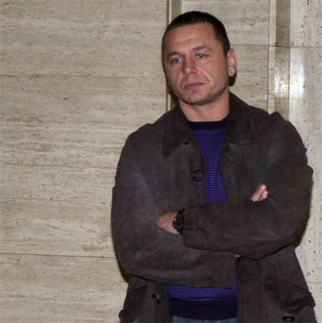 Демби фалира, остана без дом