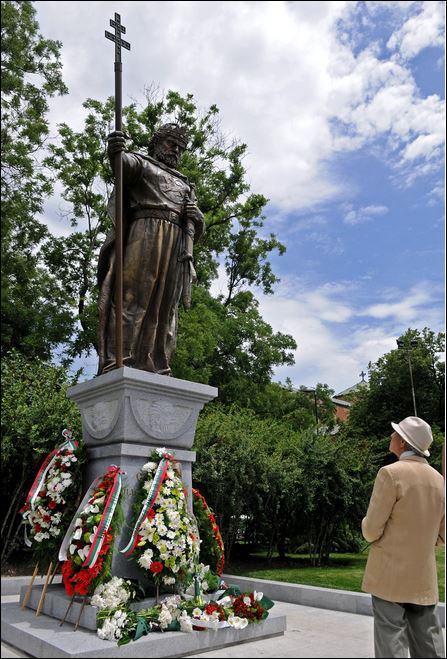 Откриха паметника на цар Самуил със скандали в София