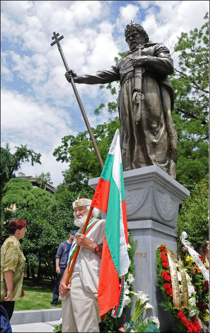 Откриха паметника на цар Самуил със скандали в София