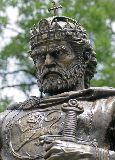Откриха паметника на цар Самуил със скандали в София