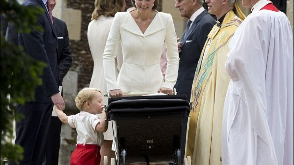 Кръстиха принцеса Шарлот в църквата на Даяна (Нови снимки)