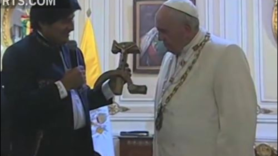 Папа Франциск с необикновен подарък: Подариха му комунистически кръст
