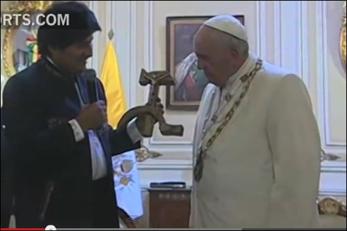 Папа Франциск с необикновен подарък: Подариха му комунистически кръст