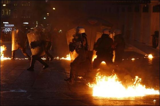 Атина пламна от протести: Палят бомби и горят пожари!