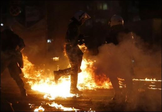 Атина пламна от протести: Палят бомби и горят пожари!