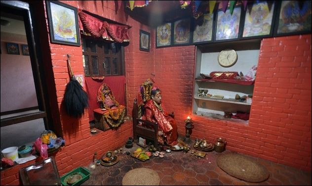 Жива богиня в Непал: Кумари на Патан разкри историята на живота си