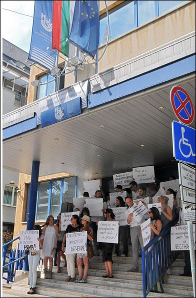 Протест пред Здравната каса (Десетки искат помощ за болните от миелофиброза)