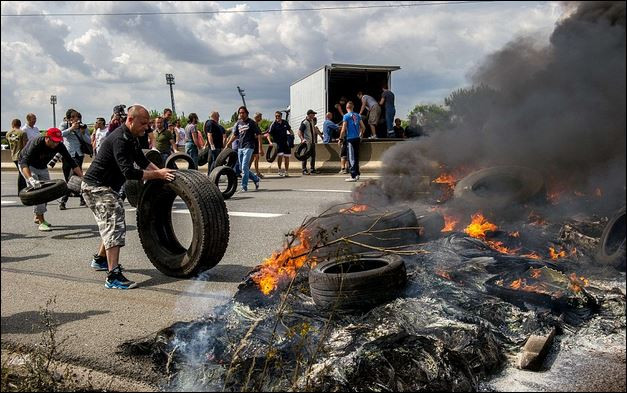 Хаос в Кале: Стачки, емигрантски набези и пожари