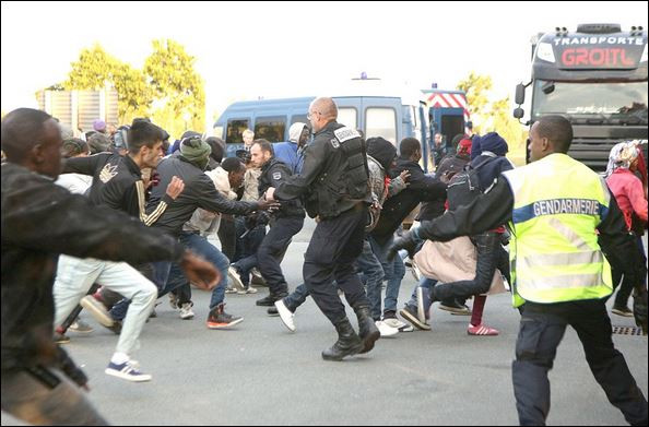 Хаос в Кале: Стачки, емигрантски набези и пожари