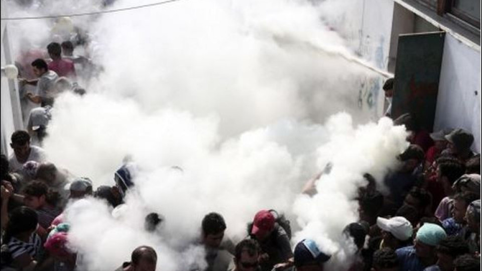 Хаос в Гърция: Мигранти и полиция се сбиха на Кос