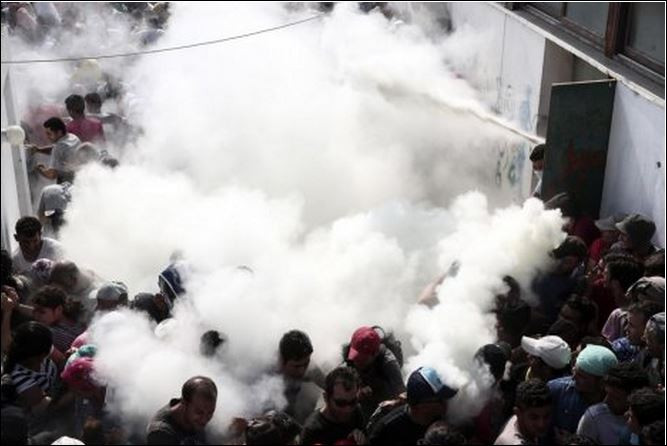 Хаос в Гърция: Мигранти и полиция се сбиха на Кос