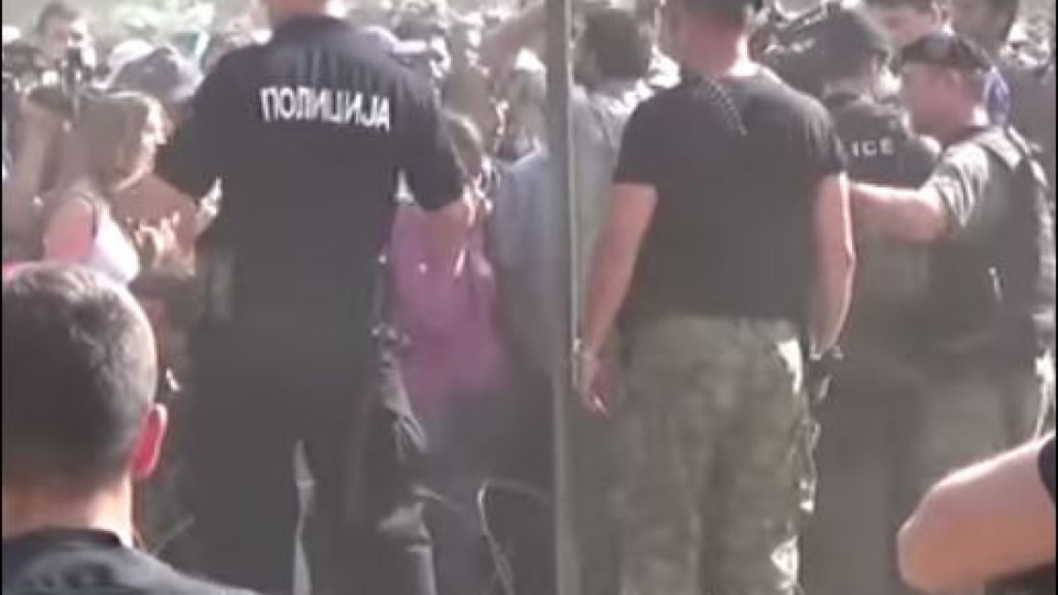 Извънредно! Напрежение в Македония заради бежанците, викат армията