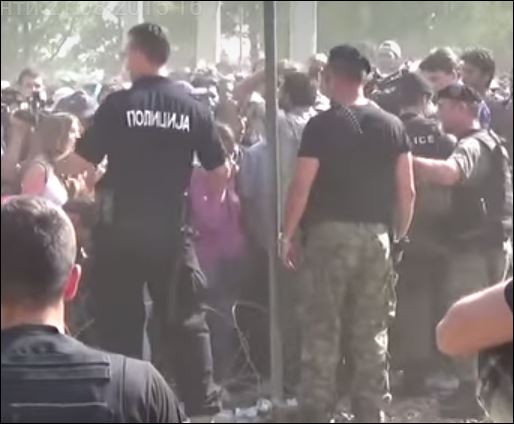 Извънредно! Напрежение в Македония заради бежанците, викат армията