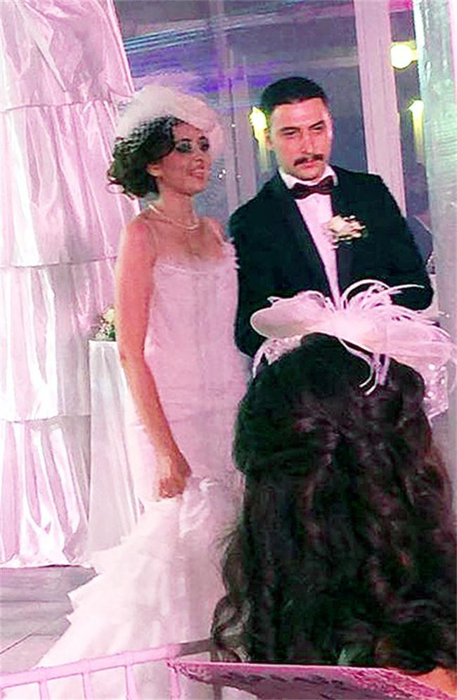 Лютви Местан омъжи Елиз на тежка сватба (Снимки)