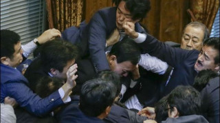 Бой в парламента: Япония прие спорен закон, депутати се биха