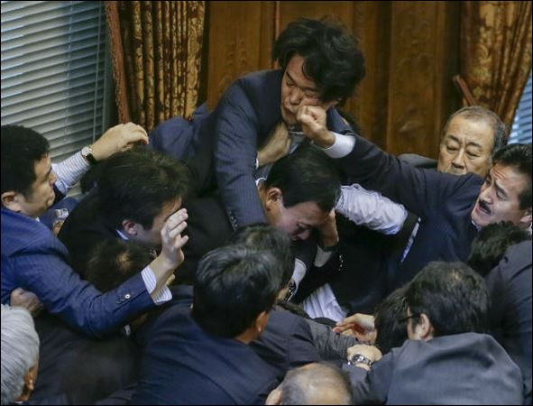 Бой в парламента: Япония прие спорен закон, депутати се биха