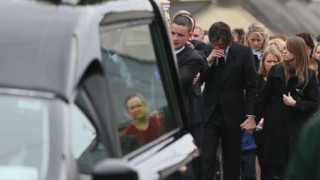 Джим Кери неутешим на погребението на любимата си (Снимки)