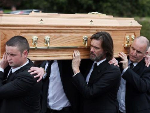 Джим Кери неутешим на погребението на любимата си (Снимки)