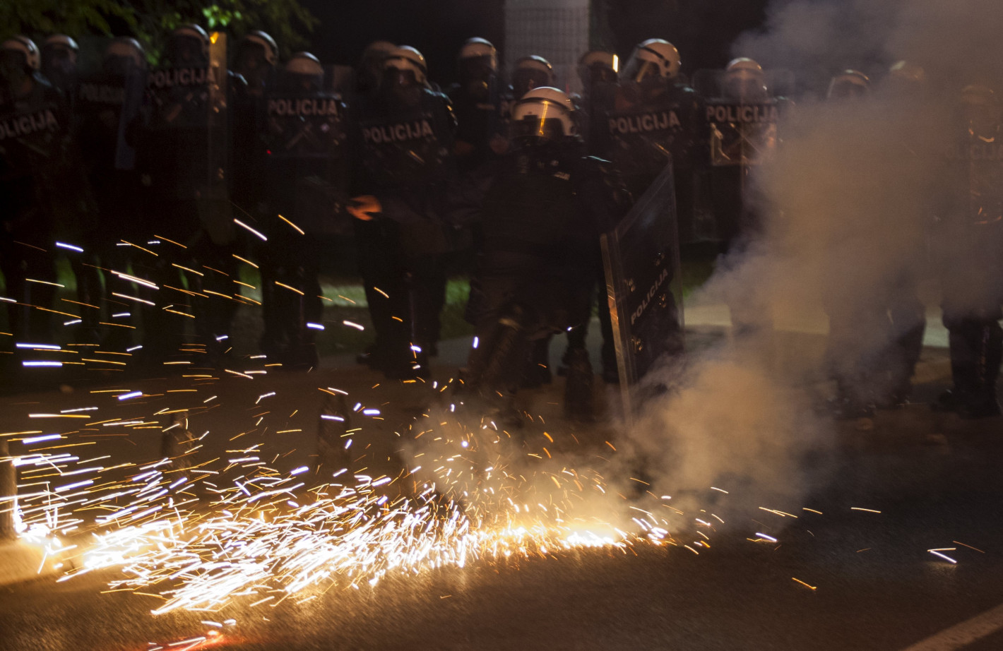 Черна гора в пожара на протестите: Хиляди на улиците, има и ранени
