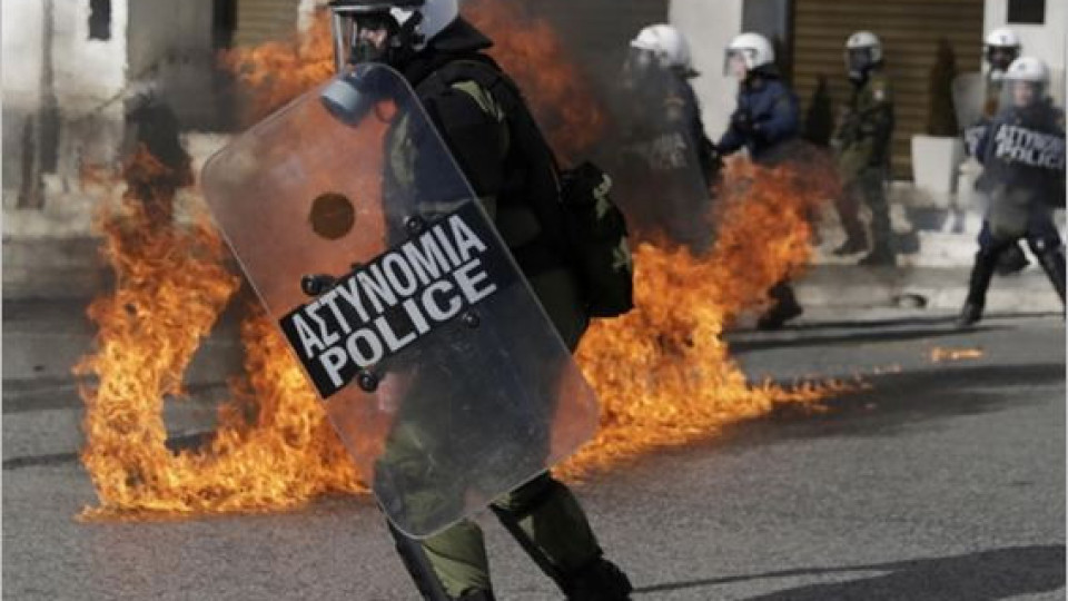 Хаос в Гърция: Взривиха националната банка