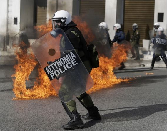 Хаос в Гърция: Взривиха националната банка