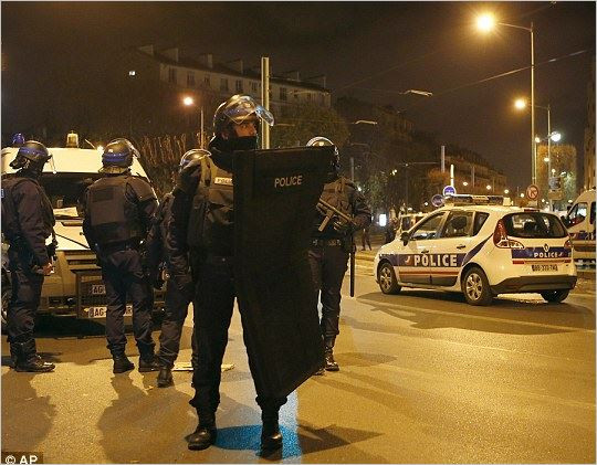 Париж отново под обстрел: Обградиха поръчителя на атентатите
