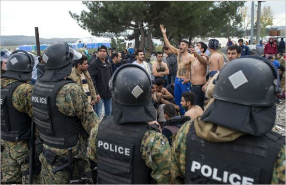 Бунтове край Македония: Европа забрани влизането на мигранти