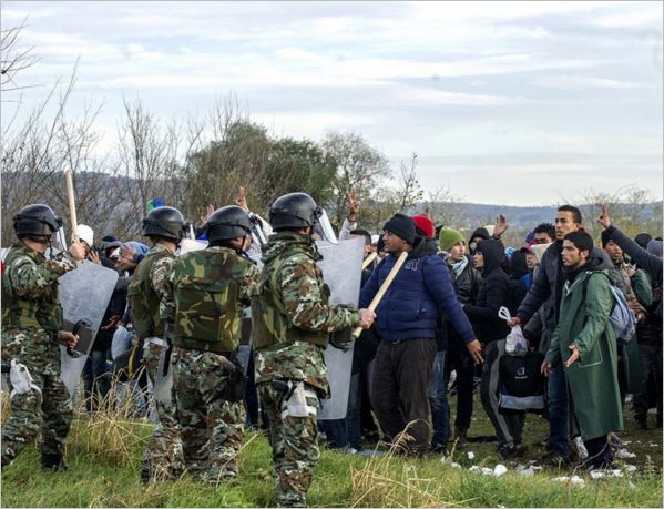 Македония под обсада: Мигранти заплашват южната граница