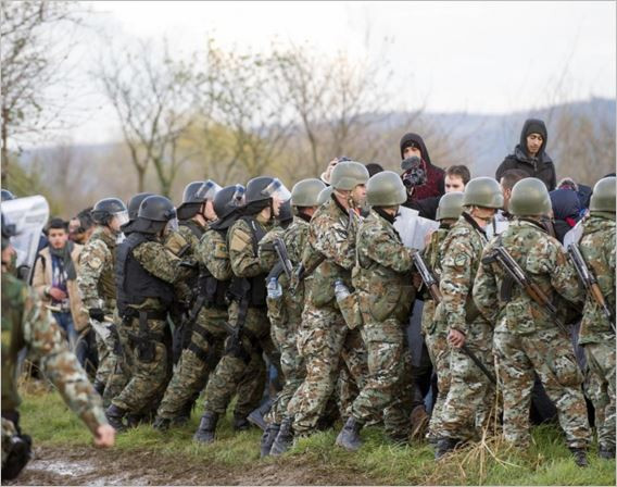 Македония под обсада: Мигранти заплашват южната граница
