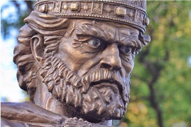 Паметникът на Цар Самуил в Топ 8 на най-безумните скулптурни творения в света (СНИМКИ)