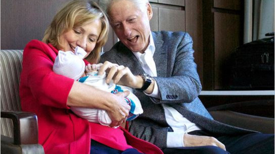 Хилъри Клинтън с второ внуче, но без президентско кресло