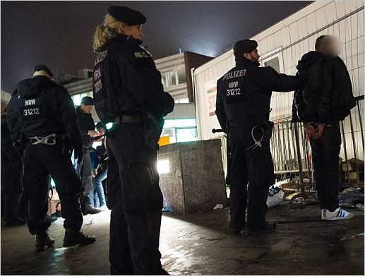 Ангела Меркел на съд? Мигранти масово нападат в Кьолн