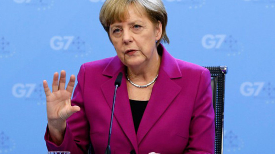 Ангела Меркел залезе! Бежанците костват кариерата й