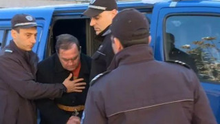 Кметът Иван Евстатиев посегнал и на плейметката Златка Райкова