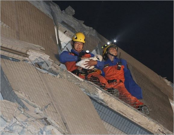 Разрушително земетресение в Тайван (Жертвите са десетки)