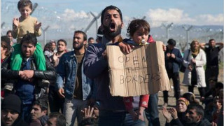 Отчаянието на бежанците: 5000 блокирани на границата, вдигат бебета и деца в колички