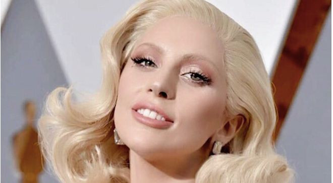 Лейди Гага дефилира на Оскарите с диаманти за 8 млн (Снимки)