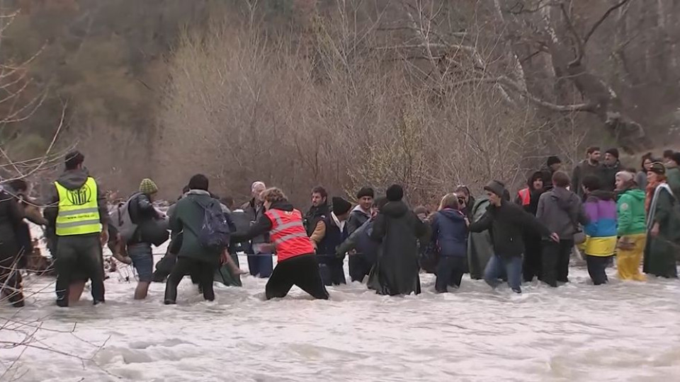 Трагедия в Македония: Бременна мигрантка се удави при влизане в страната