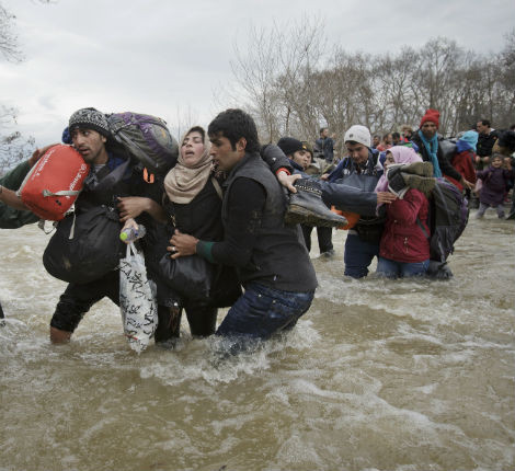 Трагедия в Македония: Бременна мигрантка се удави при влизане в страната
