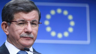 Ахмед Давутоглу: Помагаме от състрадание, не се пазарим за бежанците!