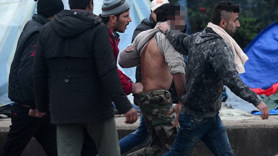 Терор в Идомени заради мигрант (Нападал деца?)