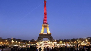 Айфеловата кула свети с белгийския флаг (Фото)