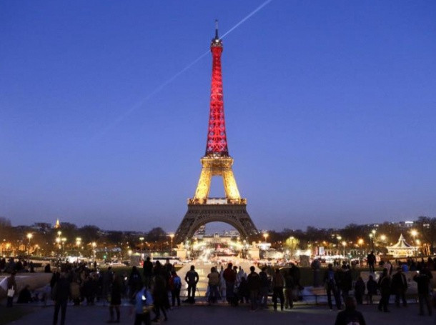Айфеловата кула свети с белгийския флаг (Фото)