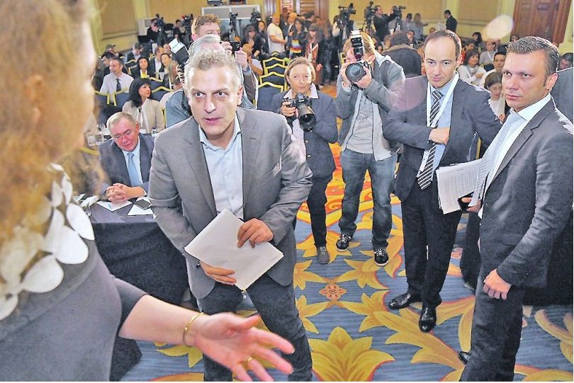 Петър Москов разпънат на кръст в Парламента (Пука ли му за здравния хаос?)