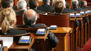 Депутатите сгазиха лука, пред Парламента става напечено